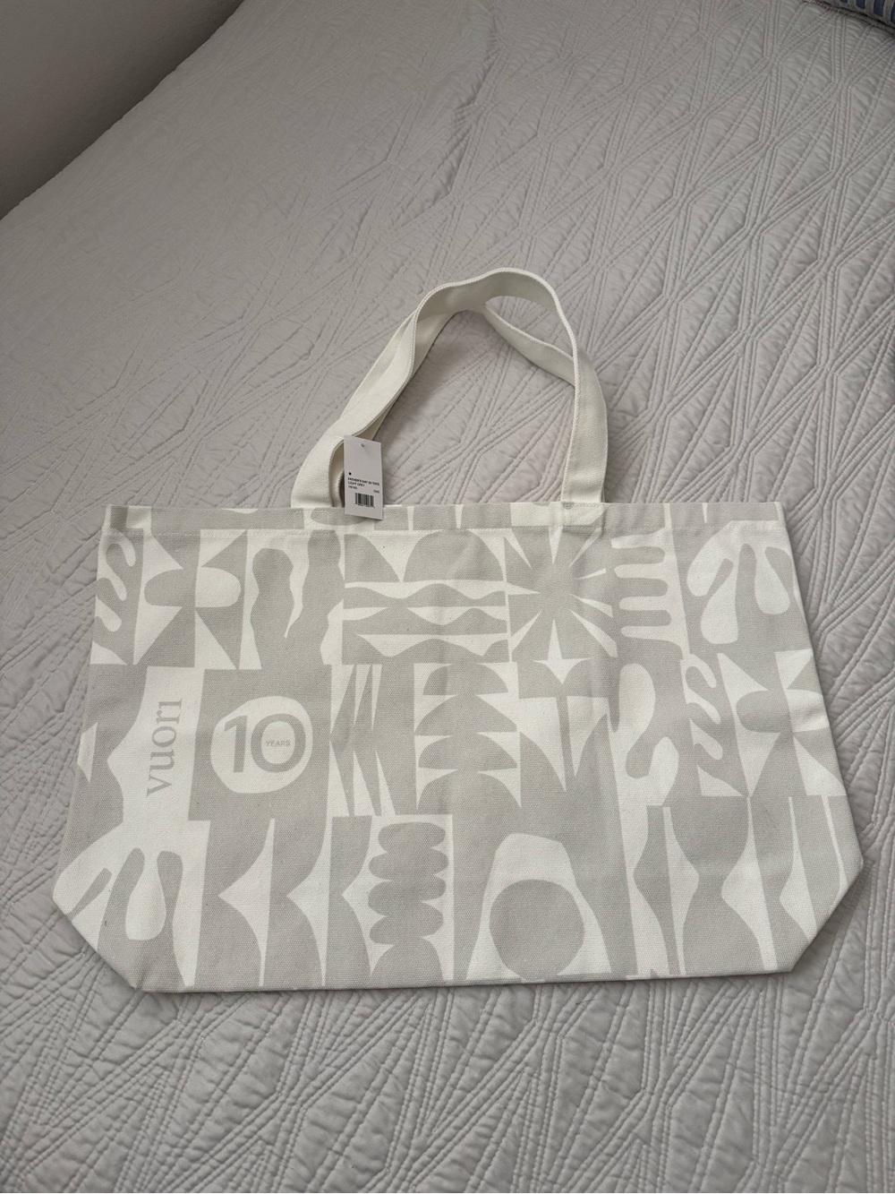 VUORI Canvas Tote Bag in Off-White and Light Gray